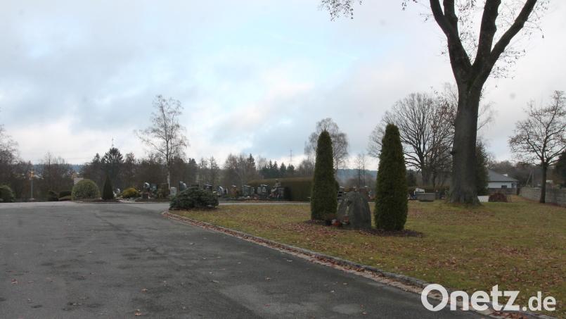 Im Vohenstraußer Friedhof soll es in Zukunft Rasengräber geben, in denen Sarg- und Urnenbestattungen möglich sind. Bild: pi