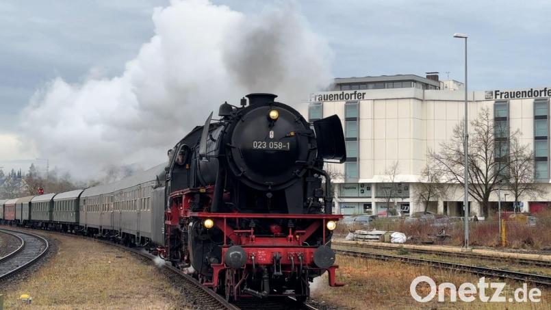 Die Dampflok 23 058, eine der letzten, die noch bis 1975 für die Deutsche Bahn verkehrten, machte am Samstag, als &quot;Nikolausexpress&quot; nach Regensburg einen kurzen Stopp am Bahnhof in Amberg Bild: Heike Unger