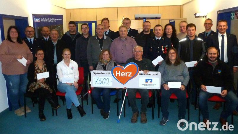 Zweigstellenleiter Günter Zwerenz (rechts) sowie die Vertreterinnen und Vertreter der Vereine und Institutionen aus Bärnau und Umgebung, die von der Volksbank Raiffeisenbank Nordoberpfalz finanzielle Unterstützung erhalten haben. Bild: Robert Birkner/exb