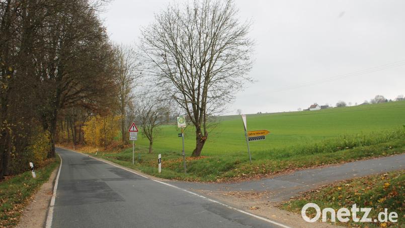 An Breite und Verlauf der Kreisstraße zwischen Hub und Zintlhammer wird sich bei der Sanierung im kommenden Jahr nichts ändern. Neu angelegt wird aber die Zufahrt zur &quot;Siedlung Feilersdorf&quot;. Sie soll auch für Schwerlastverkehr tauglich werden. Bild: bjp