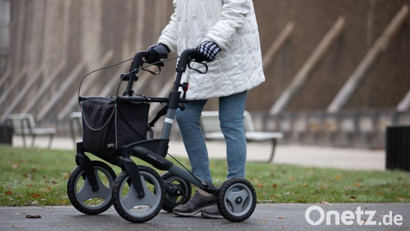 Eine Seniorin wird von einem Auto erfasst. (Symbolbild) Bild: Friso Gentsch/dpa
