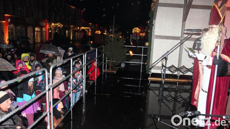 Der Nikolaus appellierte an das Vorstellungsvermögen der Zuhörer. Sie sollten sich vorstellen, dass die Niederschläge nicht Regentropfen, sondern Schneeflocken seien, meinte er. Bild: stg