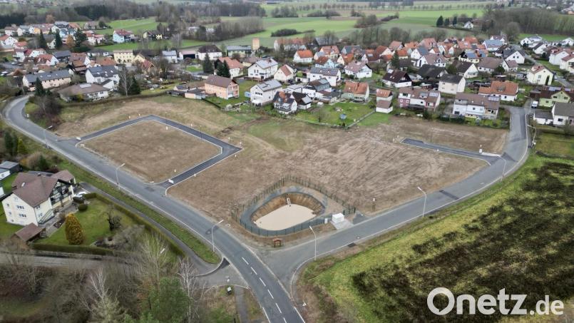 Das neue Baugebiet der Gemeinde Reuth aus der Vogelperspektive. Eine Stichstraße und eine u-förmige Straße erschließen das Gebiet. Die beiden Straßen wurden jetzt für den öffentlichen Verkehr gewidmet. Bild: Andreas Heinz
