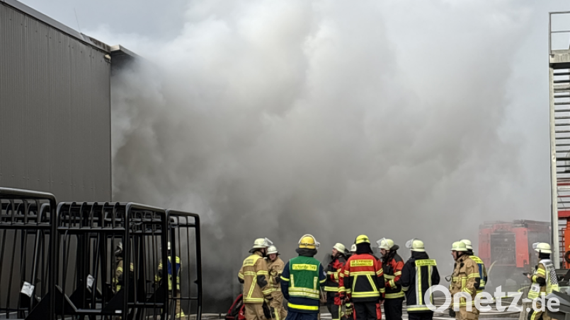 Am Samstagvormittag geriet ein Hackschnitzellager im Industriegebiet in Wackersdorf in Brand. Bild: Polizeiinspektion Schwandorf