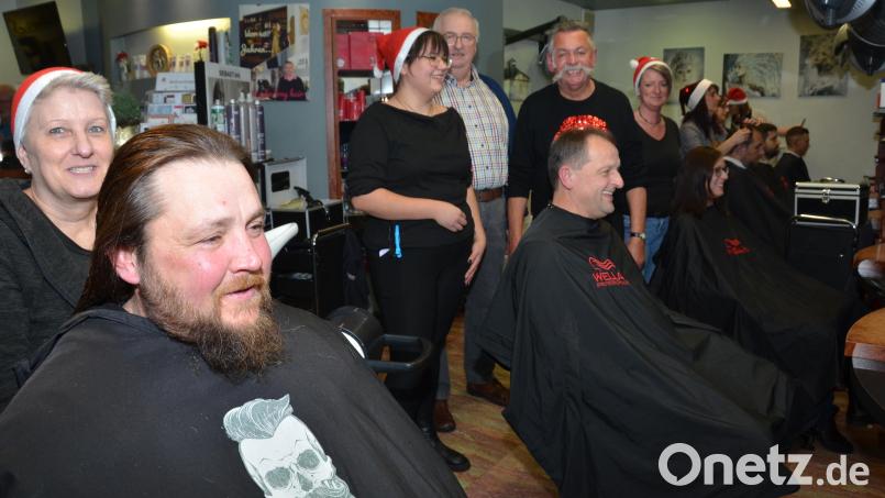 Wie am Fließband haben 18 Friseure um Friseurmeister Günther Schönberger (Mitte) am Nikolaustag für den guten Zweck für die Kinderkrebshilfe in der Region Oberpfalz Nord frisiert. Da konnte Vorsitzender Herbert Putzer (Mitte, Zweiter von links) nur staunen. Bild: dob