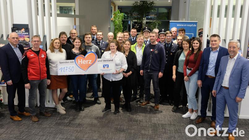 Vertreter von 23 Vereinen und Organisationen freuten sich bei der Spendengala des Regionalbereichs Eschenbach/Pressath der Volksbank Raiffeisenbank Nordoberpfalz über Spenden in Höhe von insgesamt 11.750 Euro. Bild: do