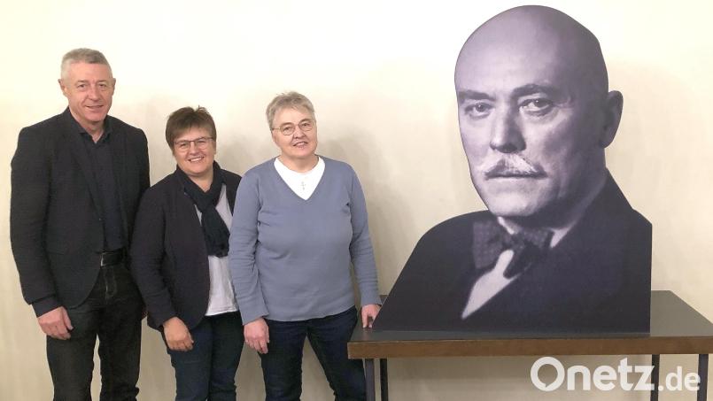 Die Akteure beim im Kapitelsaal der Burg Falkenberg uraufgeführten Sprechstück: von links Klaus Müller aus Tirschenreuth, Sabine Bauer (Bodenreuth) und Martina Mark aus Falkenberg. Rechts das Bild von Friedrich-Werner Graf von der Schulenburg. Bild: wro