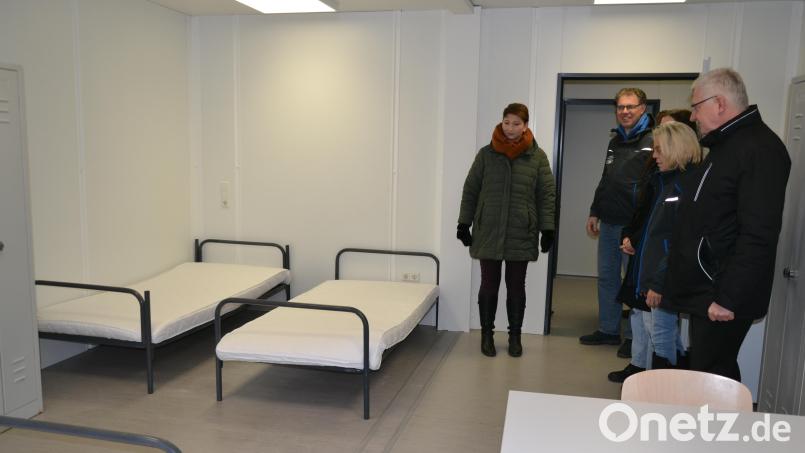Die Einrichtung der Zimmer ist einfach. Pro Etage gibt es ein größeres Familienzimmer, in dem vier Personen gemeinsam untergebracht werden können. Beim Besichtigungstermin dabei waren (von links) Integrationslotsin Sarah Matzke, Unterkunftsverwalter Lars Meixner, Anita Heindl von der Hausverwaltung und Bürgermeister Johannes Reger. Bild: as