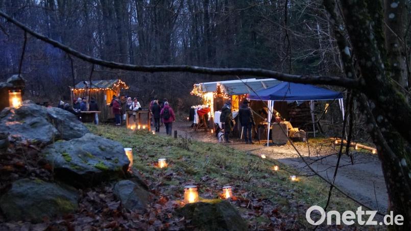 Auf dem gesamten Weg waren viele Windlichter verteilt. Bild: wel