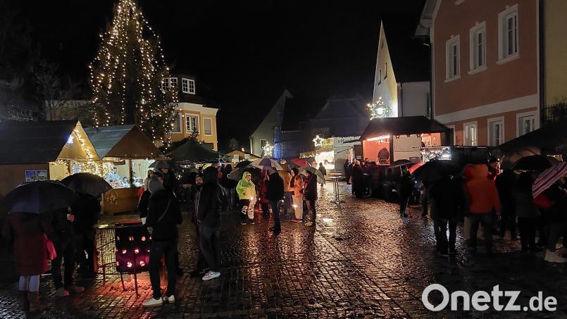 Regen kann einen Rosenberger nicht vom Feiern abhalten. Das galt auch für Dorfweihnacht. Bild: mfh