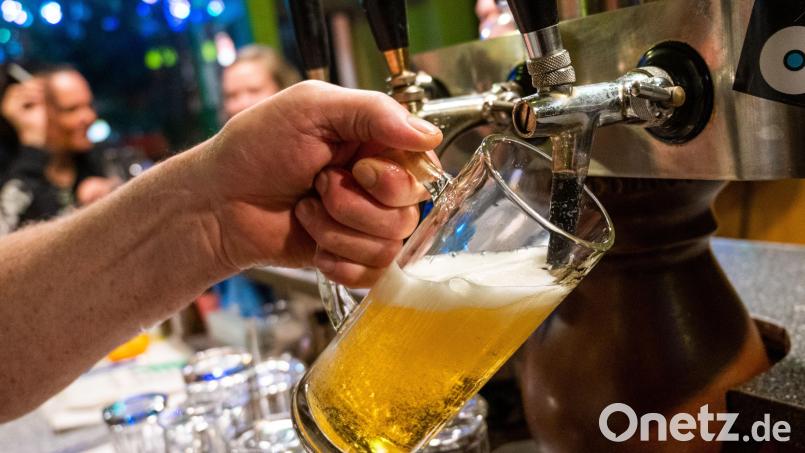 Ob aus dem Zapfhahn (Symbolbild) eines Wirtshauses im Schwandorfer Stadtgebiet bald wieder Bier fließen darf, muss das Verwaltungsgericht Regensburg entscheiden. Bild: Christophe Gateau/dpa