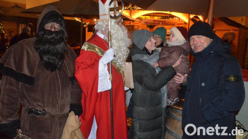 Sankt Nikolaus und Knecht Ruprecht bei ihrem Rundgang durch den Christkindlmarkt. Bild: Kunz