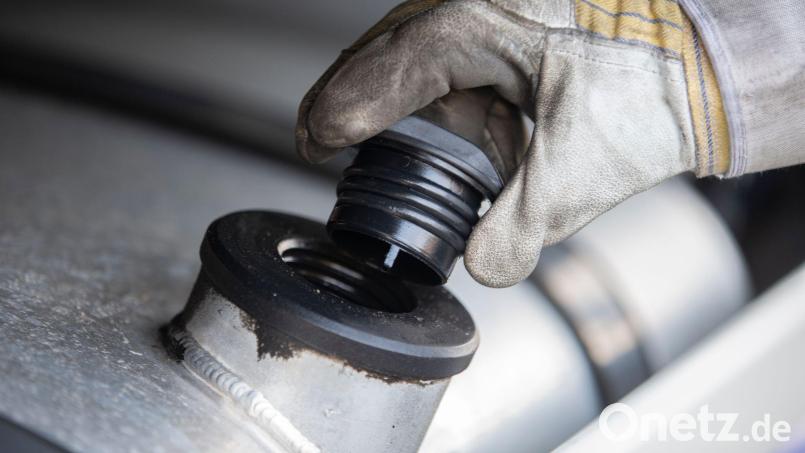350 Liter Diesel wurden aus einem parkenden Lkw bei Ebermannsdorf gestohlen. Der Fahrer schlief währenddessen im Führerhaus. Bild: Thomas Banneyer/dpa/Archivbild