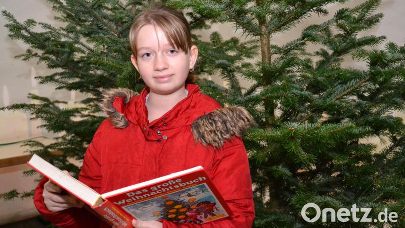 Die 13-jährige Vivien Langer aus Tirschenreuth liest heuer zum ersten Mal bei den &quot;Betthupferlgeschichten beim Christbaum&quot; in der Pagode am Oberen Marktplatz. Sie hat sich die Geschichte &quot;Wichtel-Weihnacht&quot; aus dem Werk &quot;Das große Weihnachtsbuch&quot; ausgesucht. Bild: tss