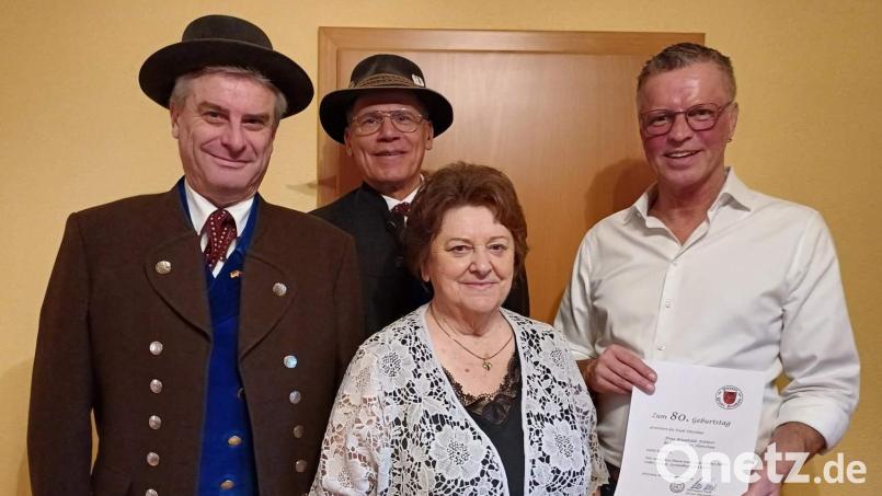 Mit Brunhilde Fehlner (vorne) feierte eine Persönlichkeit ihren 80. Geburtstag, die sich durch ihr vielfältiges ehrenamtliches Engagement große Verdienste erworben hat. Es gratulierten (hinten von rechts): Bürgermeister Hermann Falk, Gauvorsitzender Peter Fink und der stellvertretende Vorsitzenden des Heimat- und Trachtenvereins, Gaston Lottner. Bild: u