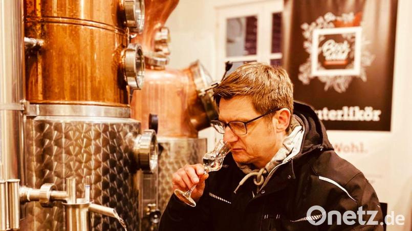 Schnuppern gehört bei ihm natürlich zum Geschäft: Mathias Gerstner bei einer Geruchsprobe in der Brennerei in Trappstadt. Bild: Mathias Gerstner/exb