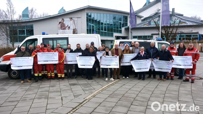 30000 Euro übergaben Vertreter des aufgelösten Ärzteverbunds Oberpfalz Mitte (ÄVOM) an Abordnungen von zwölf gemeinnützigen Organisationen und Vereinen. Bild: usc