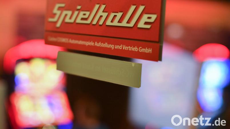 Ein 20-Jähriger weigerte sich, eine Spielhalle zu verlassen. Symbolbild: Arne Dedert/dpa