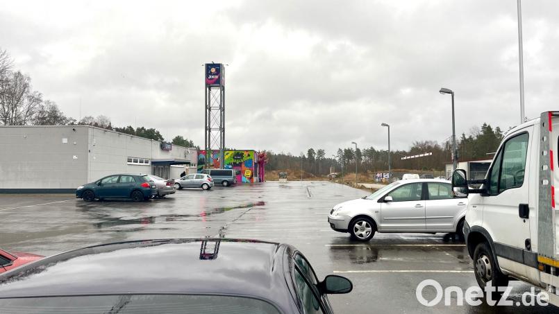 Hier auf diesem Grundstück im Gewerbepark in Grafenwöhr will jemand eine Autovermietung anbieten und Container außerhalb des Baufensters aufstellen, doch das komplette Konzept ist unklar. Bild: Gabriele Schönberger