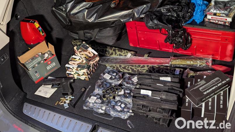 Die Bundespolizei Waidhaus stellte 63 verbotene Waffen in einem Pkw sicher. Bild: Bundespolizei