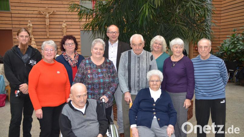 Anna Stich (vorne, rechts) musste zum Geburtstag viele Hände schütteln. Von links 
Pflegedienstleiter Kevin Wienerl, Nichte Monika Hutzler, Heimleiterin Claudia Heier, Nichte Hildegard Groß, Bürgermeister Roman Schäffler, Bruder Adolf Fischer, Nichte Brigitte Freiberger, Nichte Annamarie Buchner sowie die Freunde Stefan Klenk und (vorne sitzend) Anton Dötsch. Bild: ak