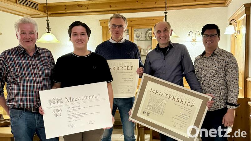 Ehrungen bei der Raumausstatter-Innung: (von links) stellvertretender Obermeister Helmut Pilhofer, Tizian Weiß, Thomas Pröls, Josef Bauer sowie Obermeister Reiner Weiß. Bild: Reiner Weiß/exb