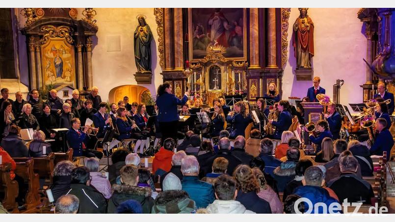 Ausgezeichnet besucht ist das Adventskonzert von Musikverein Freudenberg und Kirchenchor Wutschdorf in der Pfarrkirche St. Martin in Wutschdorf. Bild: Ina Piehler