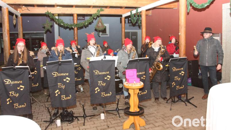 Bürgermeister Markus Bauriedl (rechts) ist wie alle Zuhörer vollauf begeistert über den Auftritt der Damen-Bigband. Bild: pi