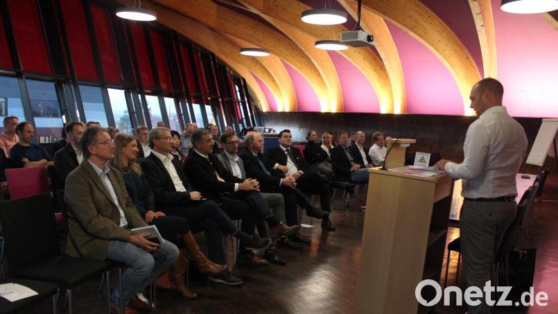 Interessiert folgen die Zuhörer dem Vortrag von Michael Zankl, Technologie- und Netzwerkmanager des Bezirks Oberpfalz Bild: Laura Kohl/exb
