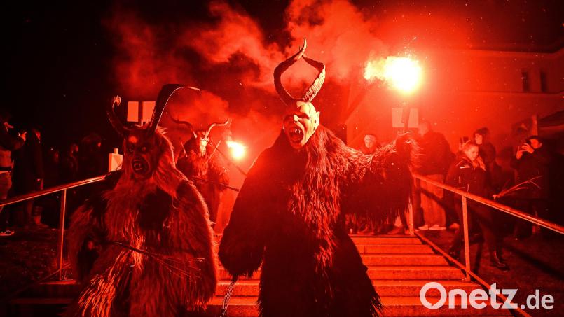 Nichts für schwache Nerven: Wenn die Krampusse aus Vils durch Marktredwitz laufen, schlagen sie schon mal mit ihren geflochtenen Ruten zu. Bild: Florian Miedl/fph