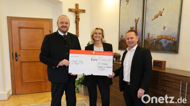 Gerhard Hösl (rechts), Vorstandsvorsitzender der Vereinigten Sparkassen Eschenbach, Neustadt/WN, Vohenstrauß, übergibt 5000 Euro an Andrea Lang von Donum Vitae. Bild:  Landratsamt Neustadt a.d.Waldnaab / Marcel Weidner
