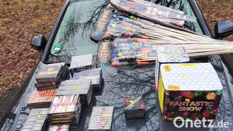 Verbotene Pyrotechnik haben Beamte der Bundespolizei Waidhaus bei Grenzkontrollen in Waldsassen kassiert. Bild: Bundespolizei Waidhaus/exb