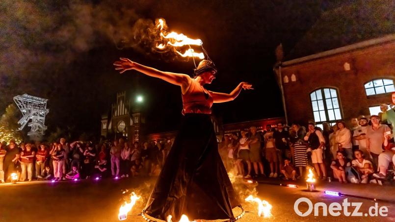 Bei einer Feuershow auf dem Weihnachtsmarkt in Asch hat sich eine Artistin Verbrennungen zugezogen, als ihr Kleid plötzlich Feuer fing. Symbolbild: Dieter Menne/dpa