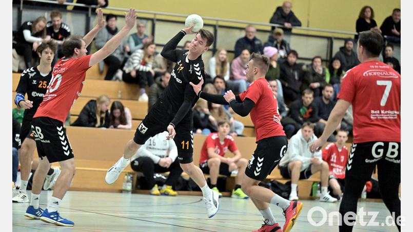 Julian Schaller (am Ball) von der HG Amberg kann sich in dieser Situation gegen zwei Rodinger Gegenspieler am Kreis durchsetzen. Bild: Hubert Ziegler