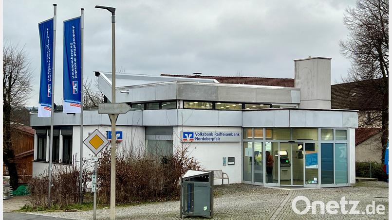 Die Volksbank Raiffeisenbank Nordoberpfalz schließt Ende März ihre Filiale in Krummennaab. Ab 1. April wird es dort dann auch keinen Geldautomaten mehr geben. Bild: nza