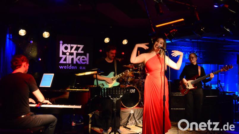 Olga Dudkova und ihre Band im Bistrot Paris. Bild: Kunz