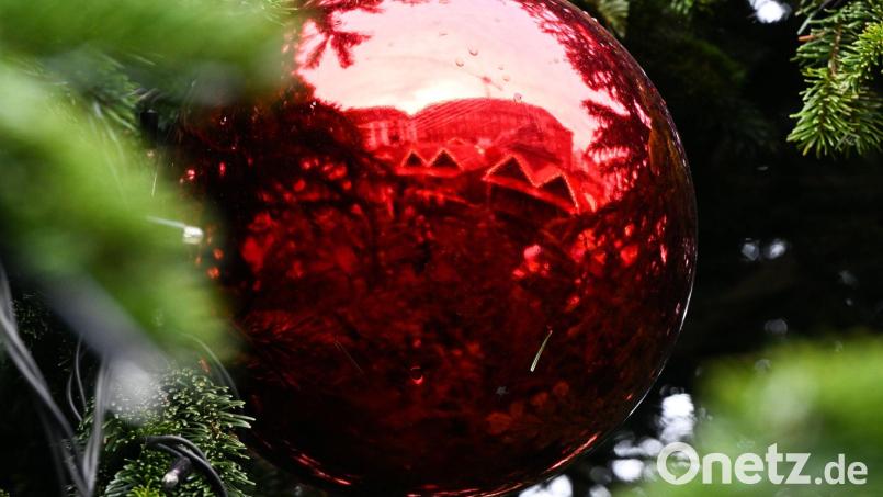 In Amerg hat ein 28-Jähriger am Marktplatz eine Christbaumkugel zerstört. Bild: Federico Gambarini/dpa