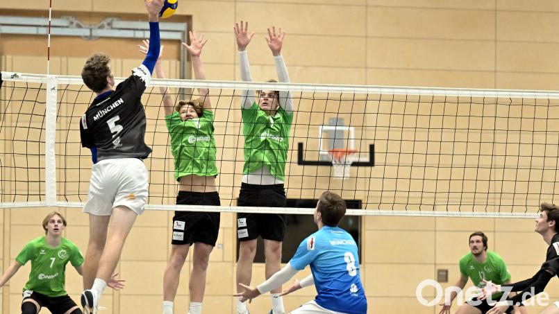 Ben Kühnert (links beim Block im grünen Trikot) musste im Spiel des VC/DJK Amberg in Mühldorf kurzfristig Milan Dörnhöfer als Zuspieler- ersetzen. Archivbild: Hubert Ziegler