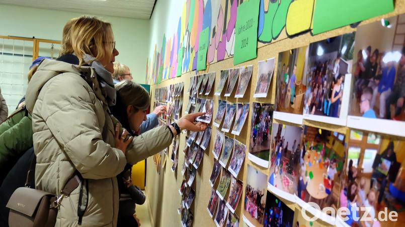 In der Turnhalle fanden die Besucher unzählige Fotos aus 50 Jahren Kindergartengeschichte. Bild: wlr