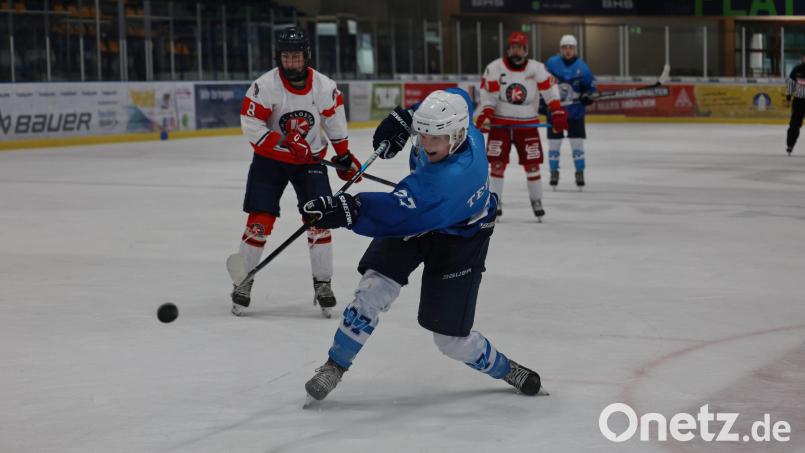 Tomas Teuchert (vorne) traf am Sonntag drei Mal für die U20-Junioren des 1. EV Weiden beim 7:6-Sieg nach Verlängerung gegen den EHC Klostersee. Bild: Dieter Jäschke