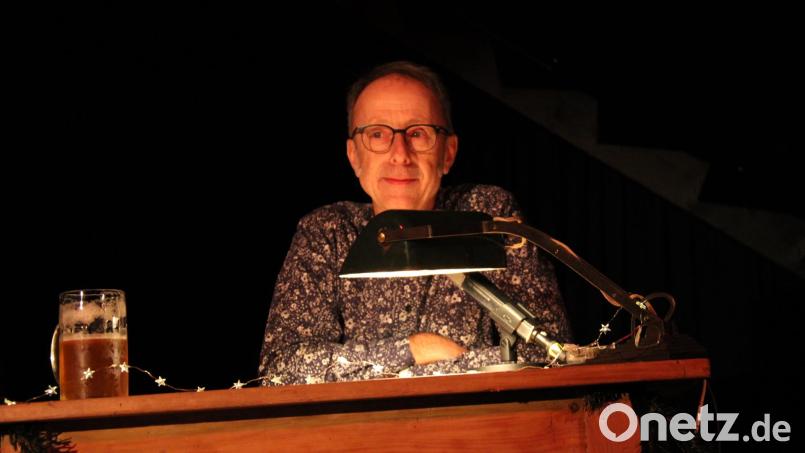 Schafferhofwirt Reinhard &quot;Kitty&quot; Fütterer unterhielt die Zuhörer bei der Lesung seiner selbst verfassten und höchst humorvollen banal-fatalen Geschichten bestens. Bild: prh