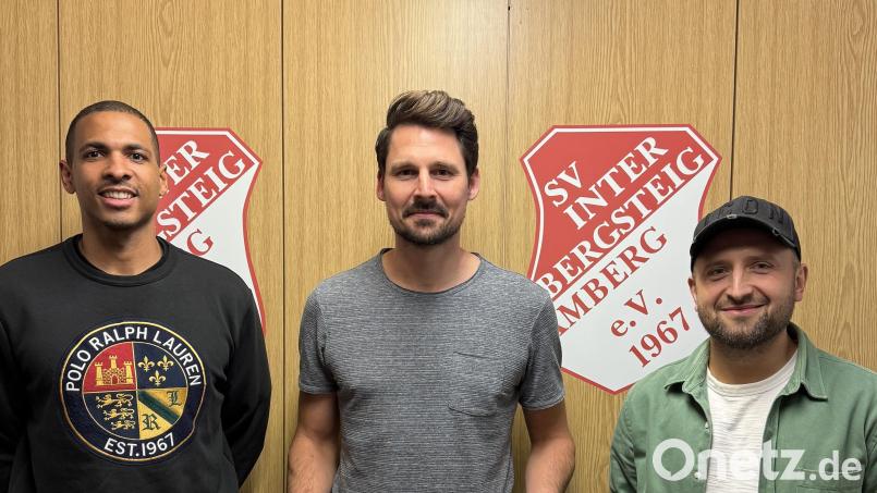 Die beiden Trainer Julian Ceesay (links) und Helmut Jurek (rechts) freuen sich über die Verpflichtung von Torjäger Stefan Meisel. Bild: Dürbeck/exb