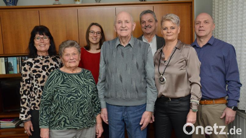 Man mag es kaum glauben, aber Ludwig Höcker (Mitte) vollendete sein 90. Lebensjahr. Dankbar blickt der Senior auf arbeitsreiche und bewegte Jahre zurück. &quot;Die Zeit verflog viel zu schnell&quot;, sagt er. Bild: dob