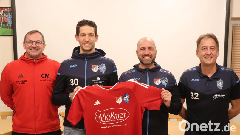 Die Spielleiter Christian Merkl (links) vom SV Sorghof und Rainer Liermann (rechts) vom FV Vilseck freuen sich, dass Udo Hagerer (Zweiter von links) künftig mit Marco Barile das Trainergespann bilden wird. Bild: er