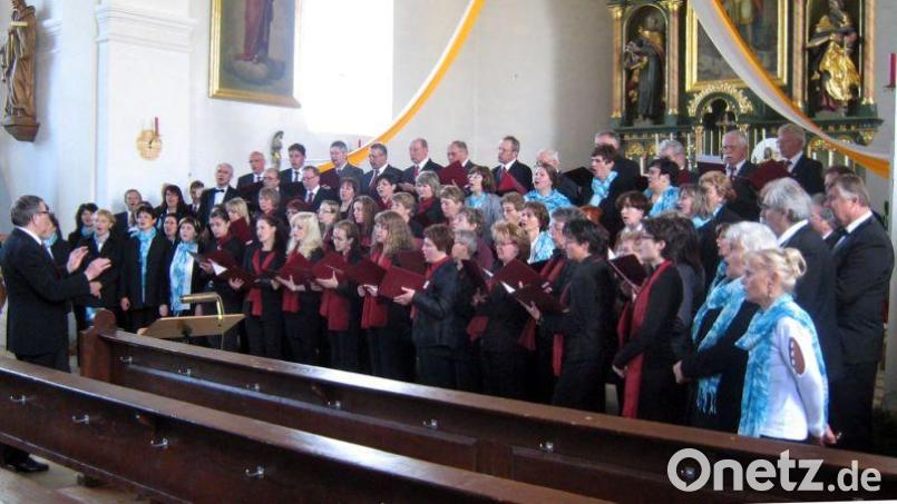 Die beiden Chöre Marienbad und Schönsee bei einem gemeinsamen Konzert in Schönsee. Bild: Hubert Reimer/exb