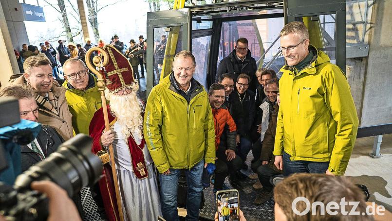 Da ist der Andrang groß: Alle freuen sich über die Eröffnung der neuen Seilbahn auf der Ochsenkopf-Südseite. Auch wenn die Bahn am Eröffnungstag wegen starker Windböen nicht fahren konnte. Bild: Eric Waha/fph