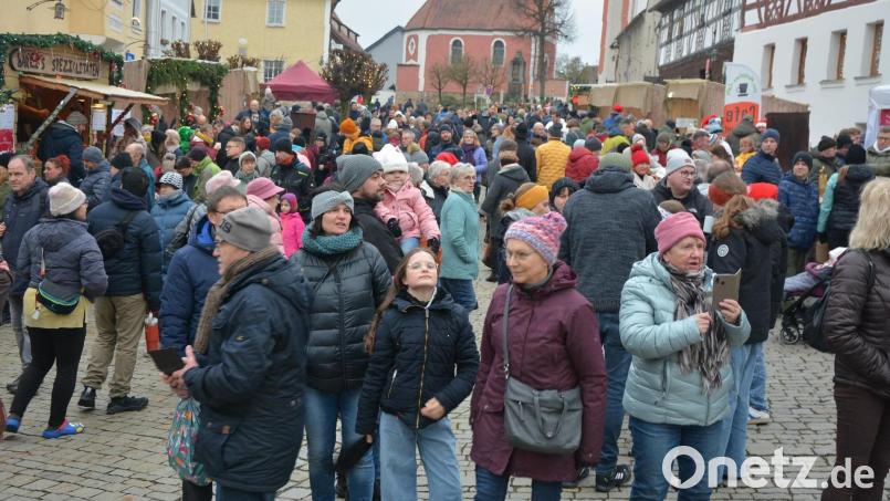 Der Marktplatz in Bad Neualbenreuth voller Menschen: Auf rund 8000 schätzt die Gäste-Information die Zahl der Besucher am Sonntag. Bild: jr