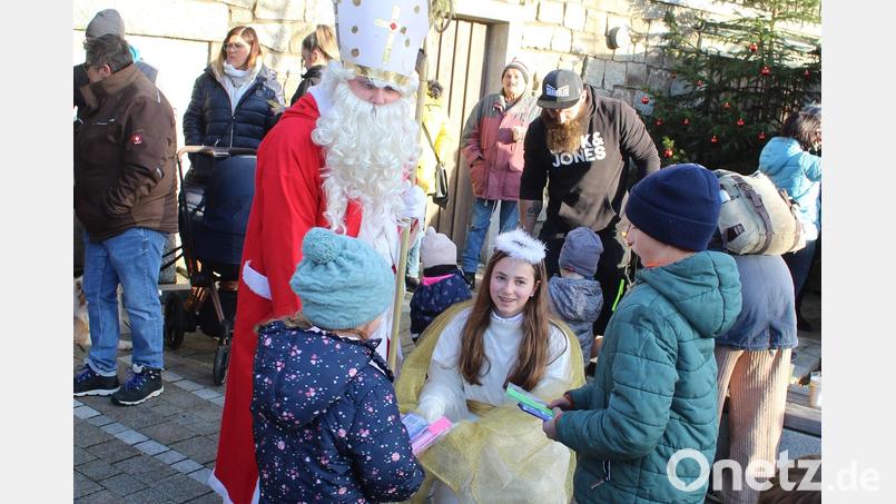 Der Nikolaus und das Christkind bescheren wieder die Kleinen. Bild: soj