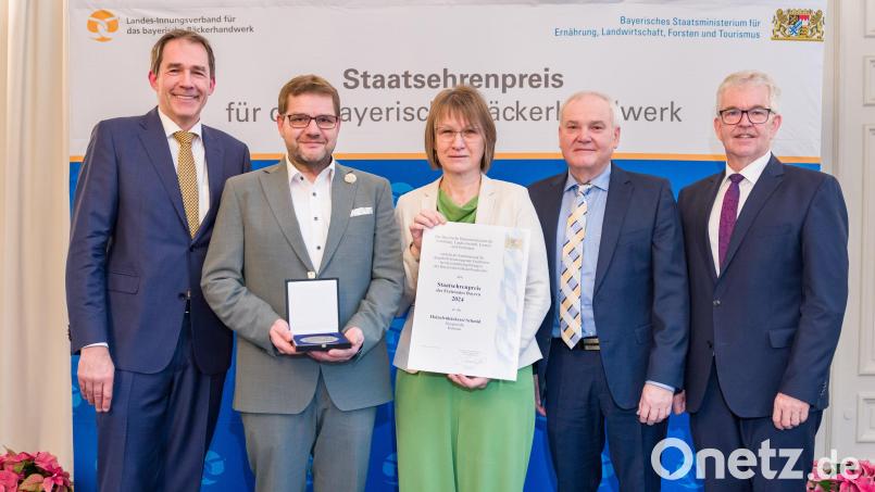 Die Holzofenbäckerei Schmid aus Kulmain gehört zu den 20 besten Handwerksbäckereien in Bayern. Über die Auszeichnung freuen sich (von links) Landesinnungsmeister Heinrich Traublinger, Wolfgang und Petra Schmid, stellvertretender Landrat Günter Kopp sowie Hubert Bittlmayer, Amtschef des Staatsministeriums für Ernährung, Landwirtschaft, Forsten und Tourismus. Bild: Hauke Seyfarth/StMELF/exb