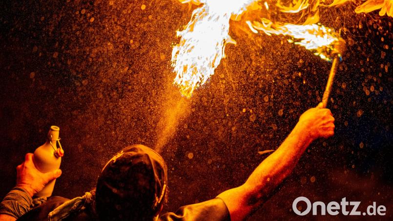 Mit vielen spektakulären Effekten begeistern die Feuerkünstler von „Drachenherz“ bei ihren Auftritten. Auch bei der Dorfweihnacht zeigten sie eine Show. Archivbild: Robert Christ/exb